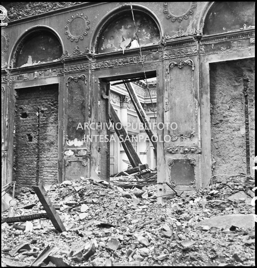 Palazzo Spinola, sede della Società del Giardino, in via San Paolo 10 a Milano, gravemente danneggiato dai bombardamenti
