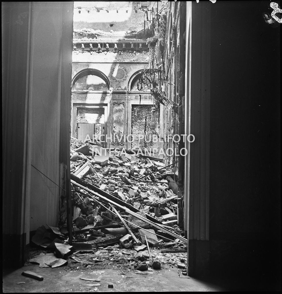 Palazzo Spinola, sede della Società del Giardino, in via San Paolo 10 a Milano, gravemente danneggiato dai bombardamenti