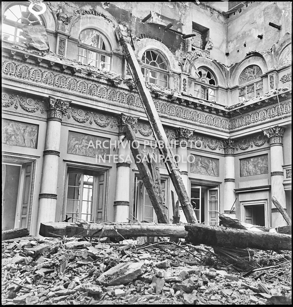 La Sala d'oro di Palazzo Spinola, sede della Società del Giardino, in via San Paolo 10 a Milano, gravemente danneggiata dai bombardamenti