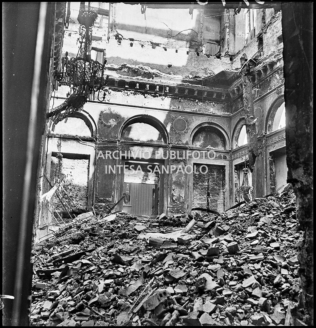 La Sala d'oro di Palazzo Spinola, sede della Società del Giardino, in via San Paolo 10 a Milano, gravemente danneggiata dai bombardamenti