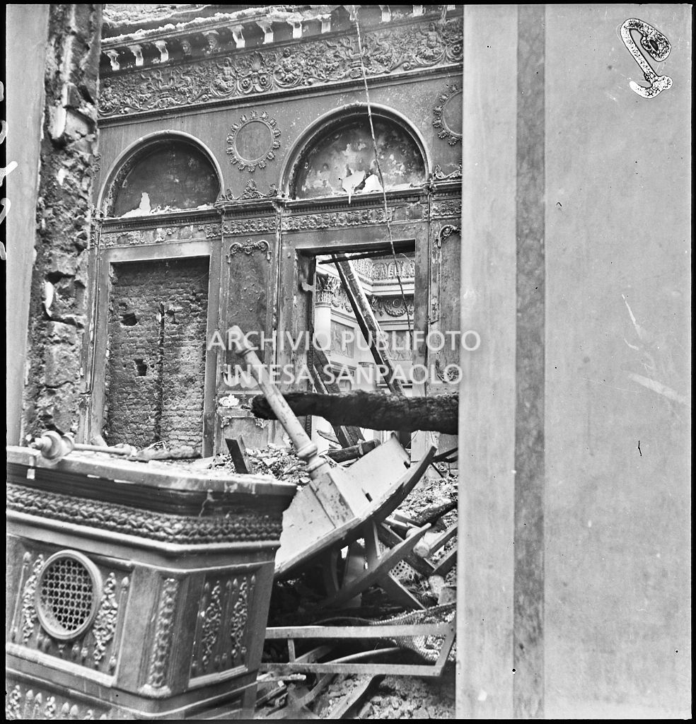 Palazzo Spinola, sede della Società del Giardino, in via San Paolo 10 a Milano, gravemente danneggiato dai bombardamenti