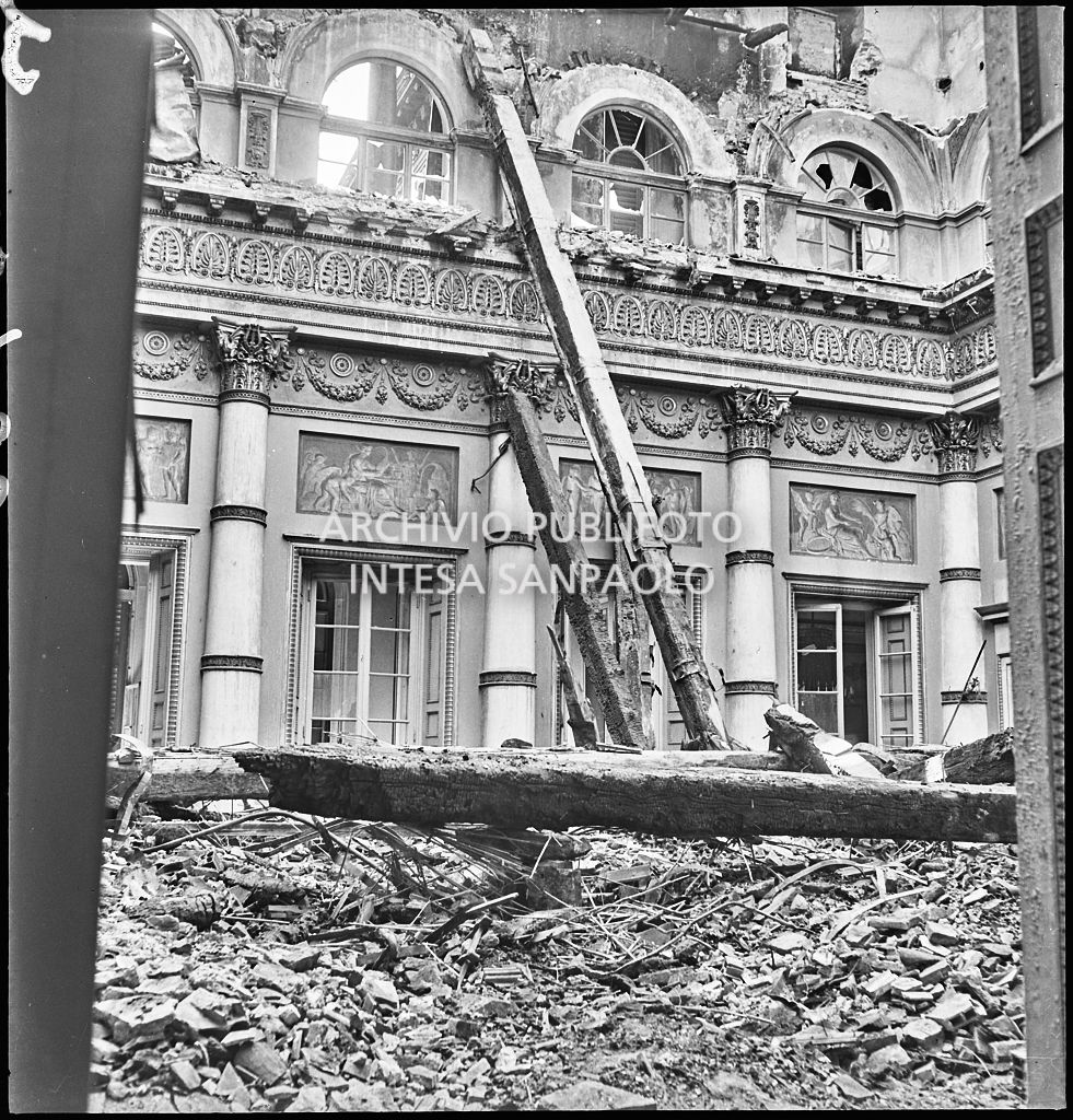 La Sala d'oro di Palazzo Spinola, sede della Società del Giardino, in via San Paolo 10 a Milano, gravemente danneggiata dai bombardamenti