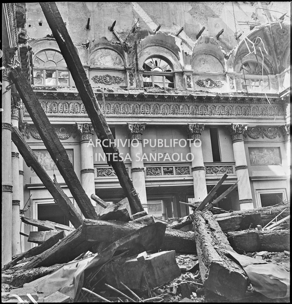 La Sala d'oro di Palazzo Spinola, sede della Società del Giardino, in via San Paolo 10 a Milano, gravemente danneggiata dai bombardamenti