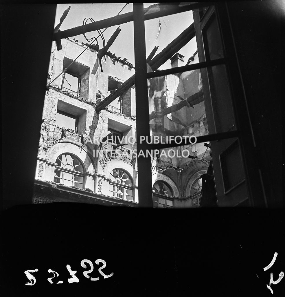 Scorcio della Sala d'oro di Palazzo Spinola, sede della Società del Giardino, in via San Paolo 10 a Milano, gravemente danneggiata dai bombardamenti