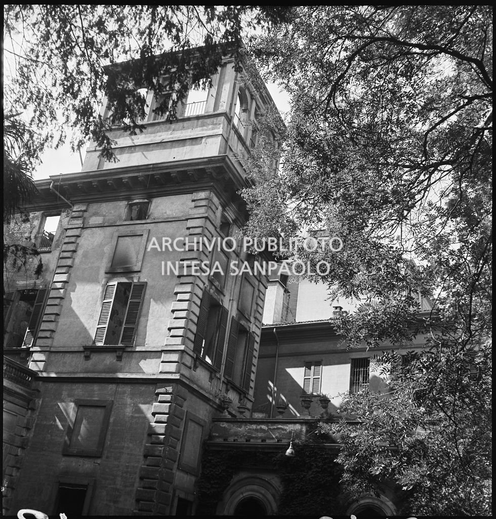 Palazzo Spinola, sede della Società del Giardino, in via San Paolo 10 a Milano, gravemente danneggiato dai bombardamenti