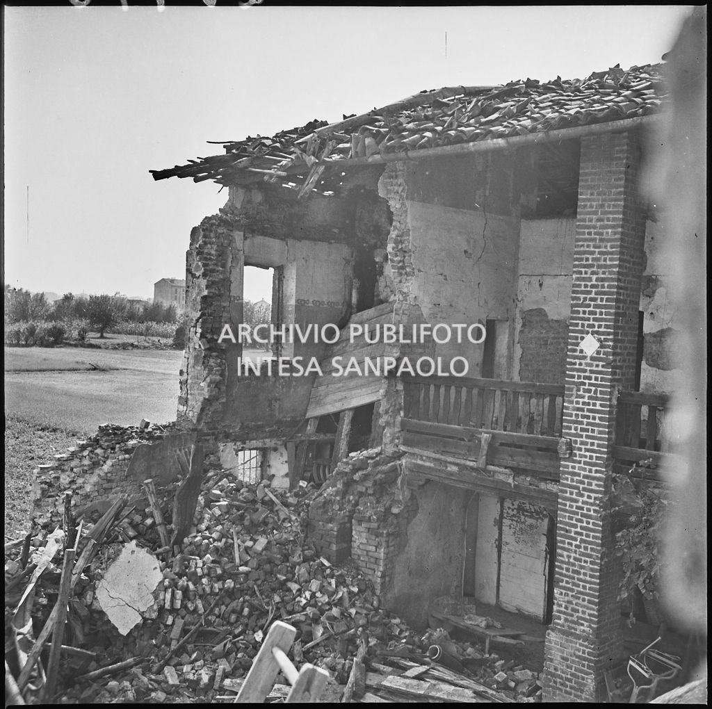 Bombardamenti. Arch. Santamaria