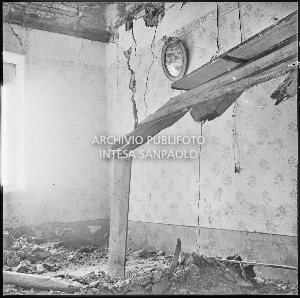 Bombardamenti. Arch. Santamaria