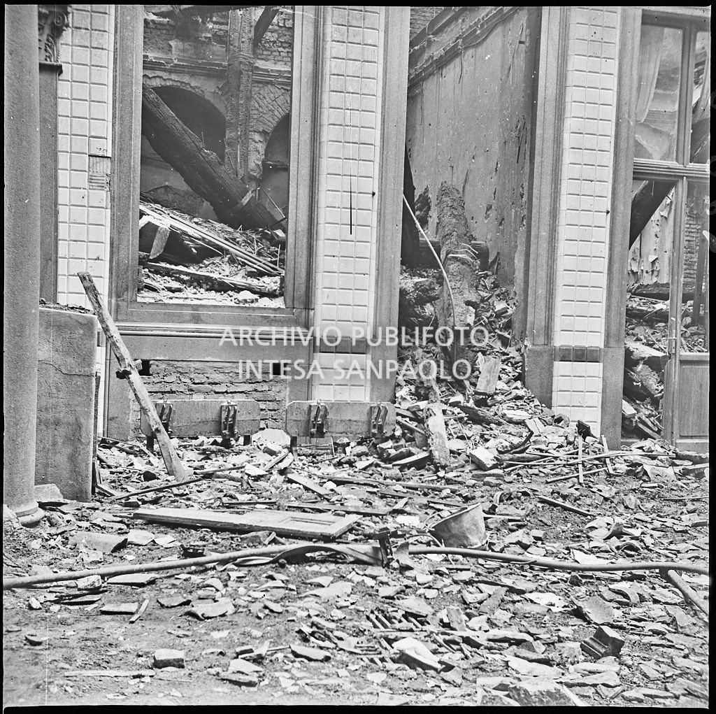 Macerie all'esterno della camiceria Vezzani, in via Dante a Milano, danneggiata dai bombardamenti