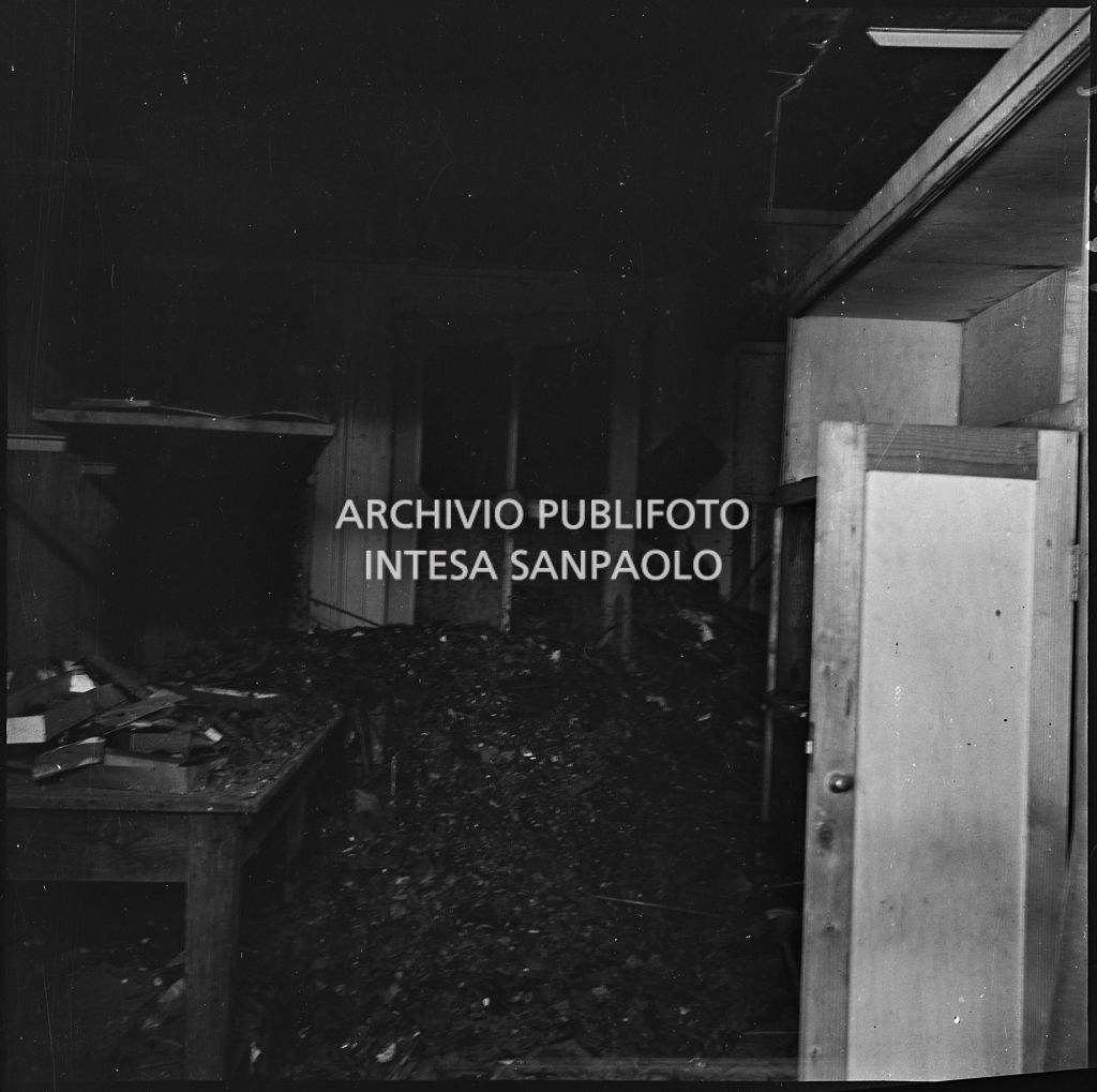 Interno della camiceria Vezzani, in via Dante a Milano, danneggiata dai bombardamenti