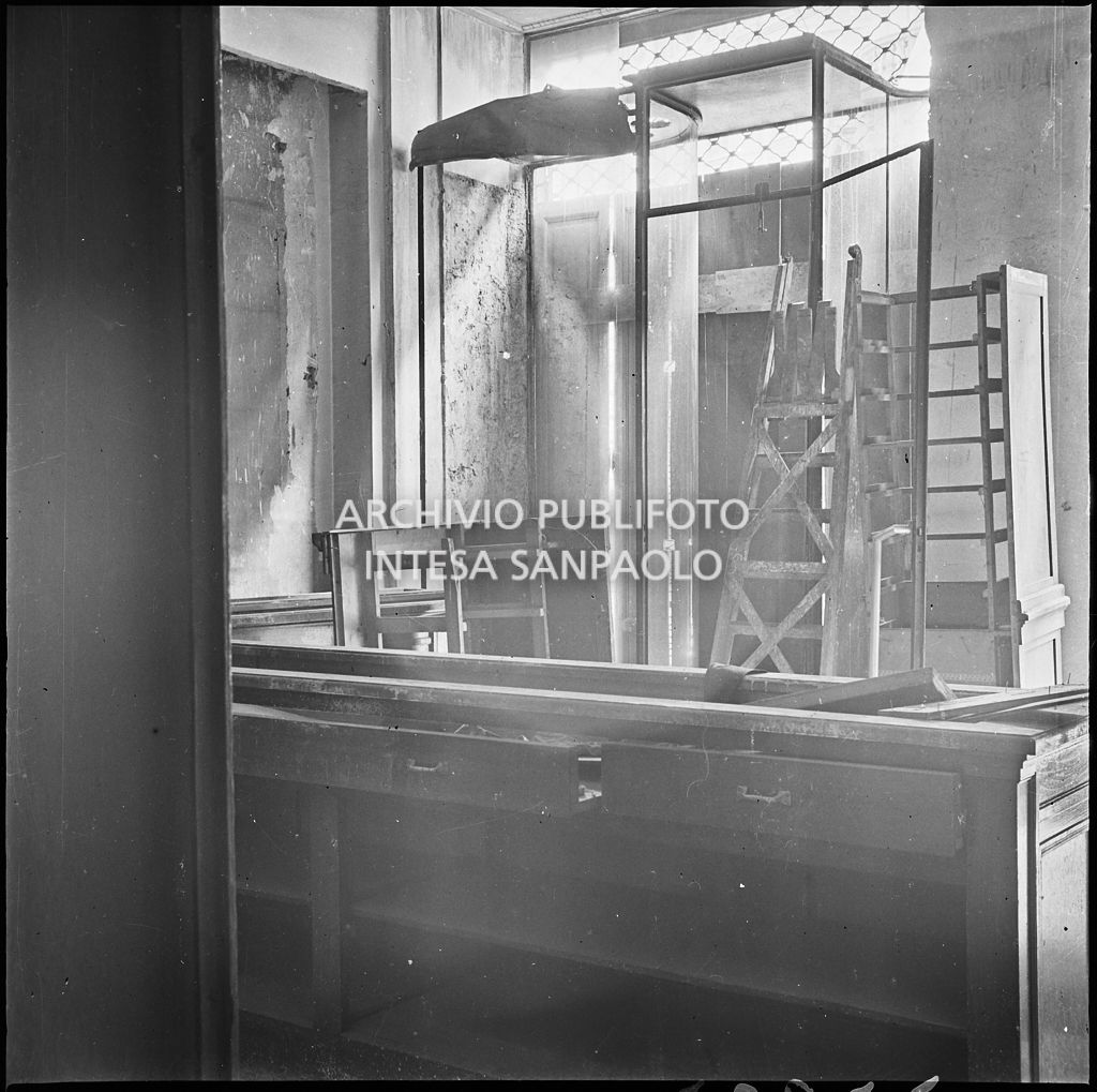 Arredi della camiceria Vezzani, in via Dante a Milano, danneggiati dai bombardamenti