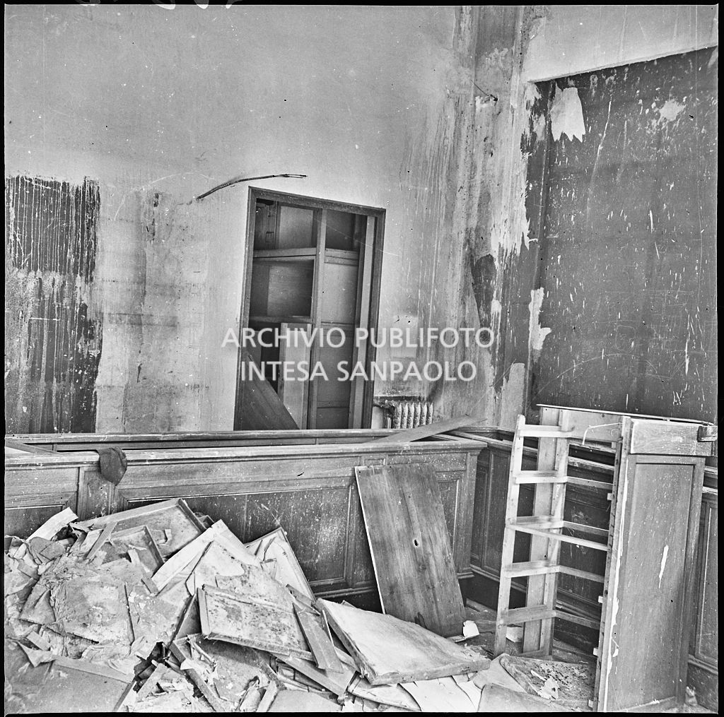 Arredi della camiceria Vezzani, in via Dante a Milano, danneggiati dai bombardamenti