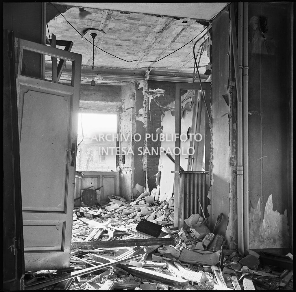 Macerie all'interno di un appartamento, a Milano, gravemente danneggiato dai bombardamenti