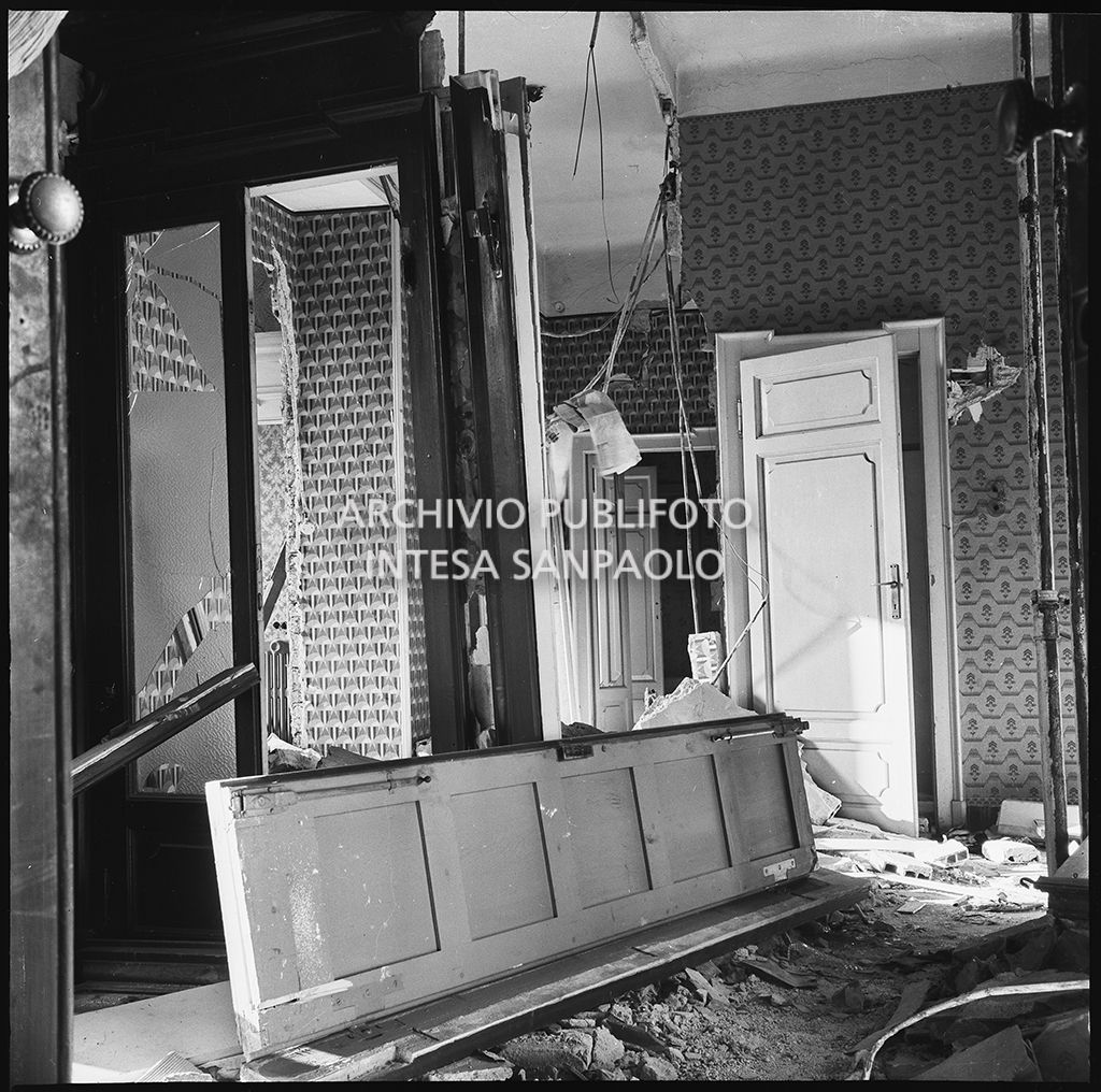 Interno di un appartamento, a Milano, gravemente danneggiato dai bombardamenti