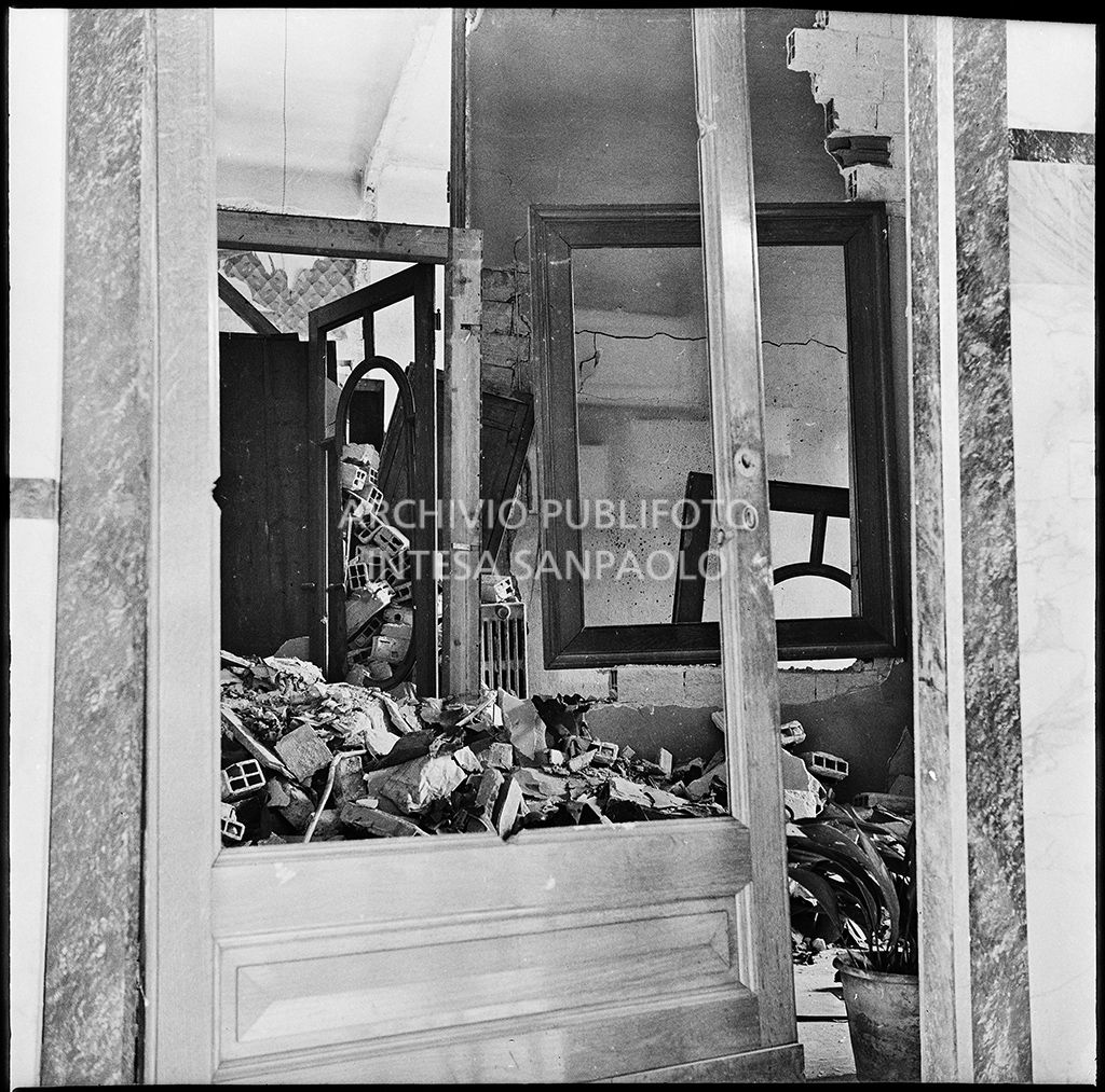 Macerie all'interno di un appartamento, a Milano, gravemente danneggiato dai bombardamenti