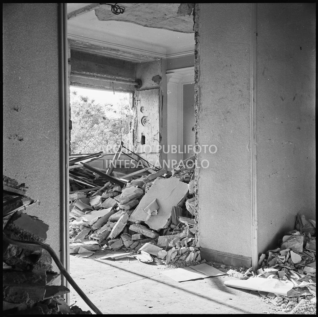 Macerie all'interno di un appartamento, a Milano, gravemente danneggiato dai bombardamenti