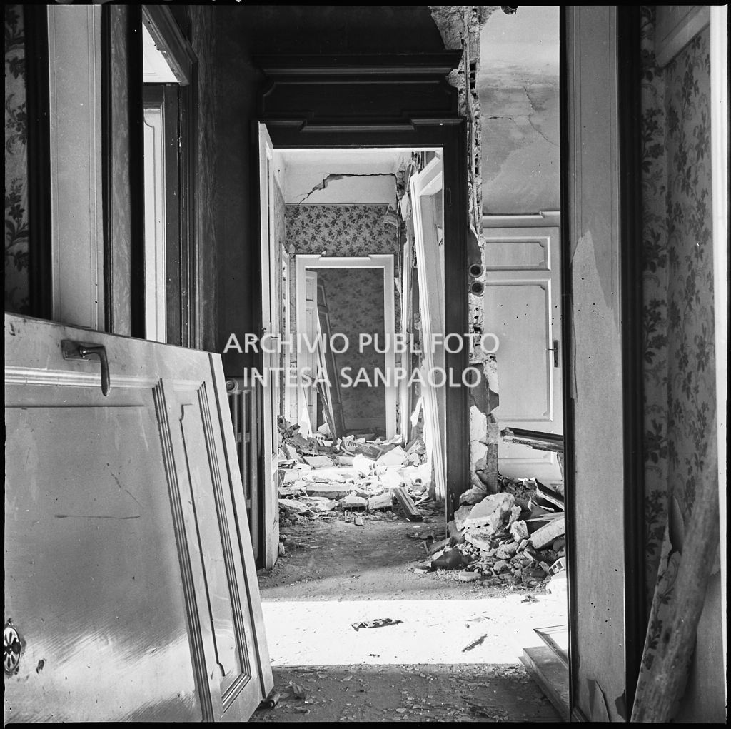 Macerie all'interno di un appartamento, a Milano, gravemente danneggiato dai bombardamenti