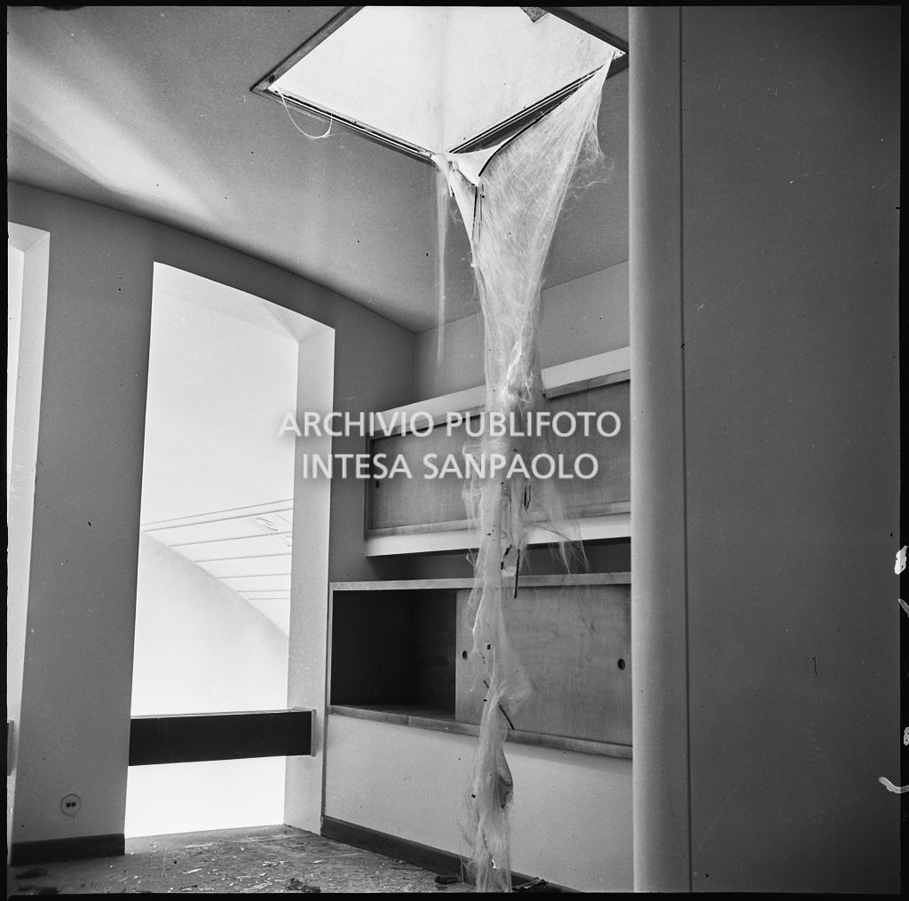 Interno di un appartamento, a Milano, gravemente danneggiato dai bombardamenti