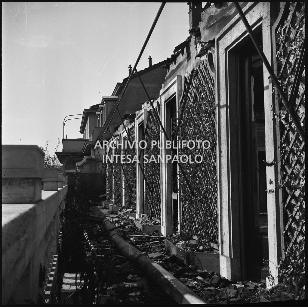 Terrazza di un appartamento, a Milano, danneggiato dai bombardamenti