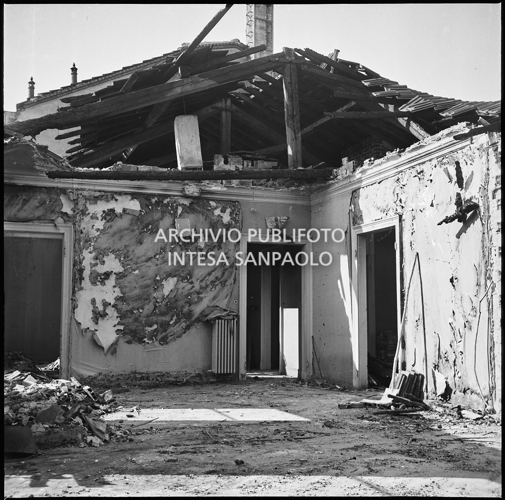 Interno di un appartamento, a Milano, gravemente danneggiato dai bombardamenti che hanno distrutto il tetto