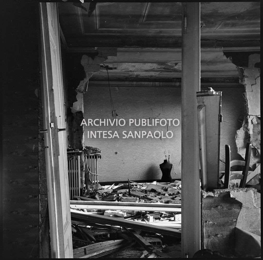Interno di un appartamento, a Milano, gravemente danneggiato dai bombardamenti; sullo sfondo un busto sartoriale