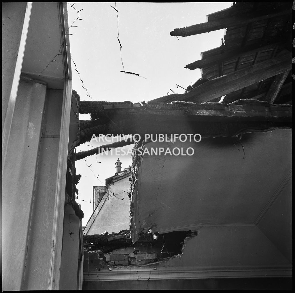 Particolare dell'interno di un appartamento, a Milano, gravemente danneggiato dai bombardamenti che hanno distrutto il tetto