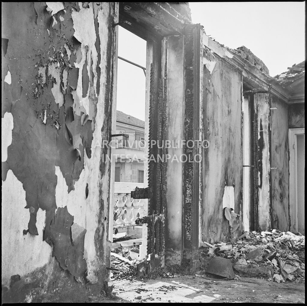 Interno di un appartamento, a Milano, gravemente danneggiato dai bombardamenti che hanno distrutto il tetto