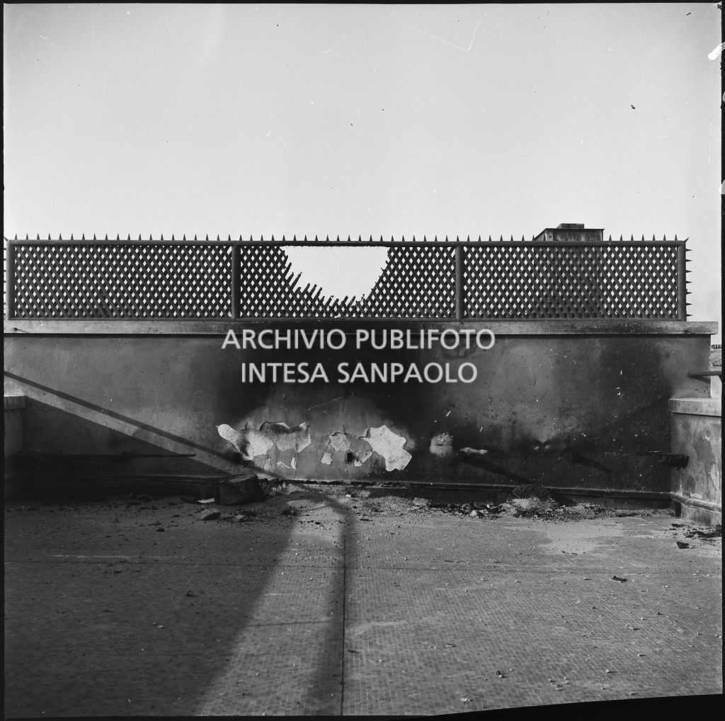 Terrazza di un appartamento, a Milano, danneggiata dai bombardamenti