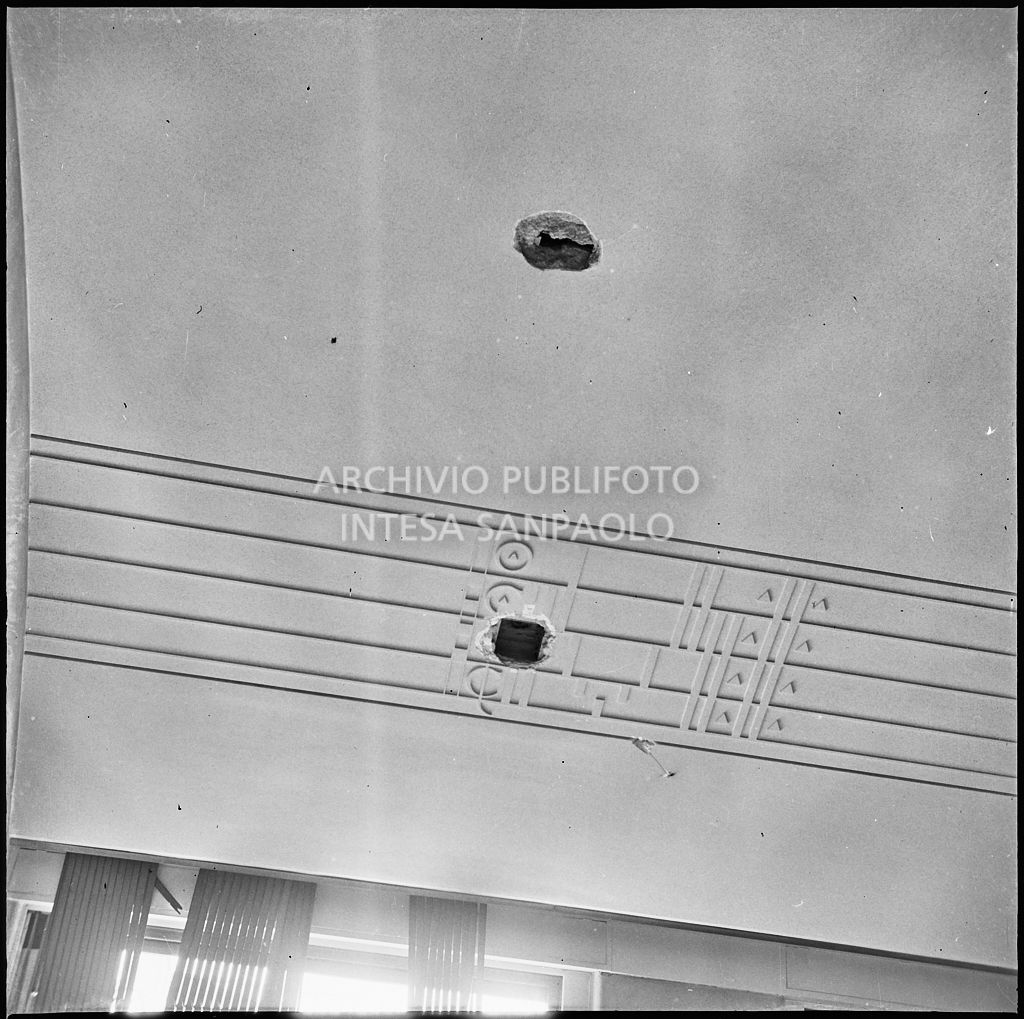 Particolare dei danni al soffitto di un appartamento, a Milano, danneggiato dai bombardamenti