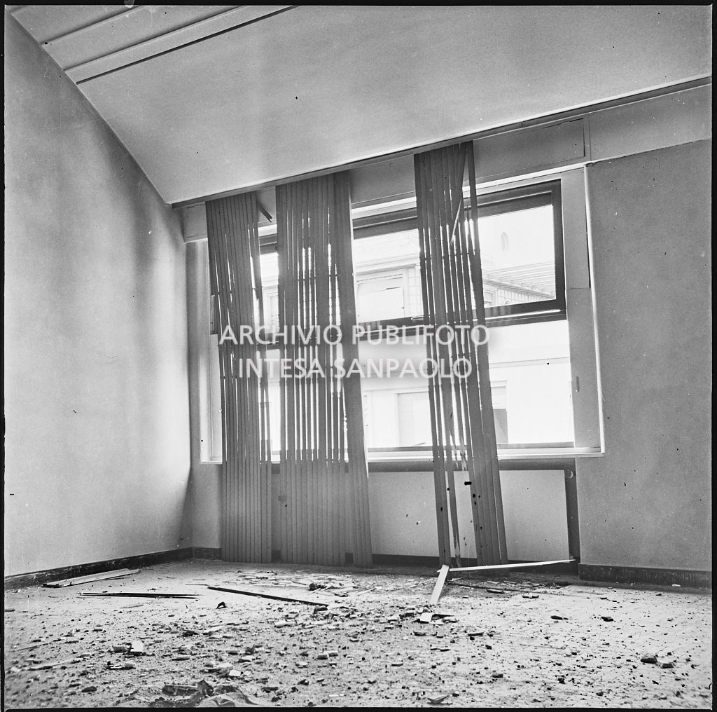 Interno di un appartamento, a Milano, gravemente danneggiato dai bombardamenti