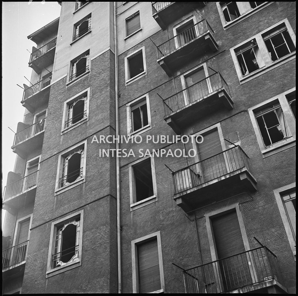 Facciata interna di un edificio, a Milano, danneggiato dai bombardamenti