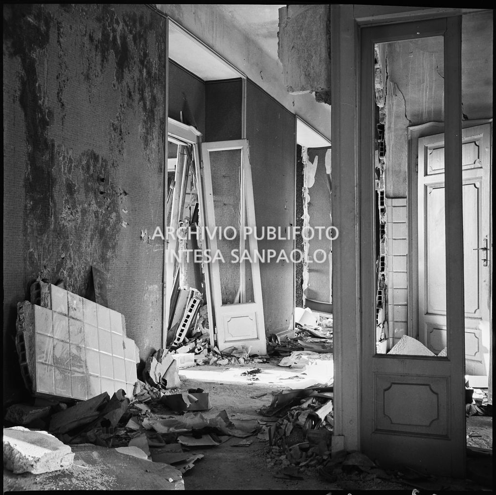 Interno di un appartamento, a Milano, gravemente danneggiato dai bombardamenti