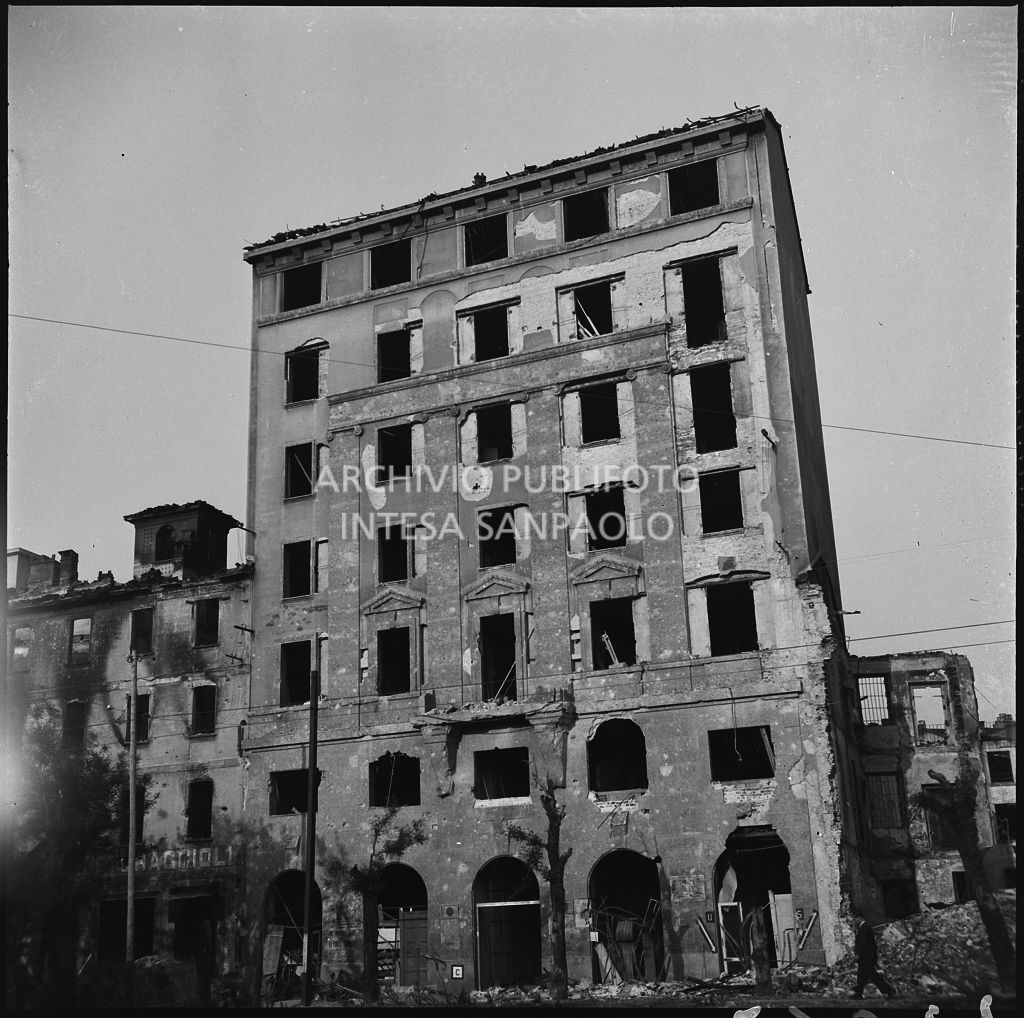 Edificio, a Milano, sventrato dai bombardamenti