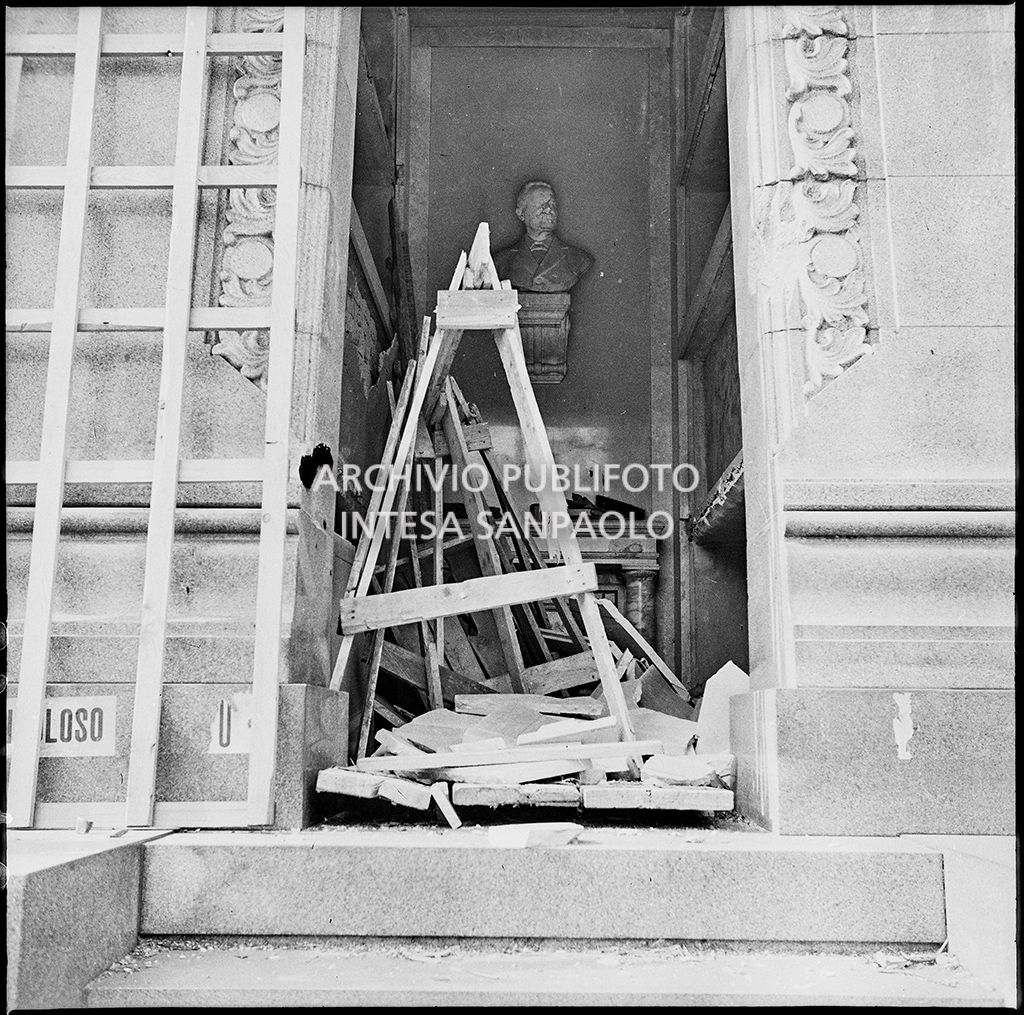 Particolare dell'ingresso dell'edicola Levi Broglio, al Cimitero Monumentale di Milano, danneggiata dai bombardamenti