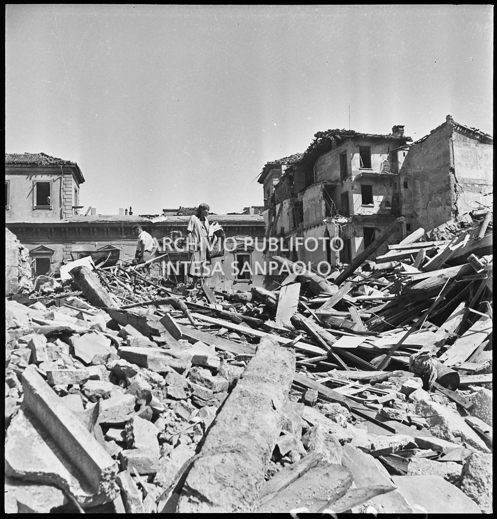 Macerie degli edifici di via Alciato, a Milano, distrutti dai bombardamenti
