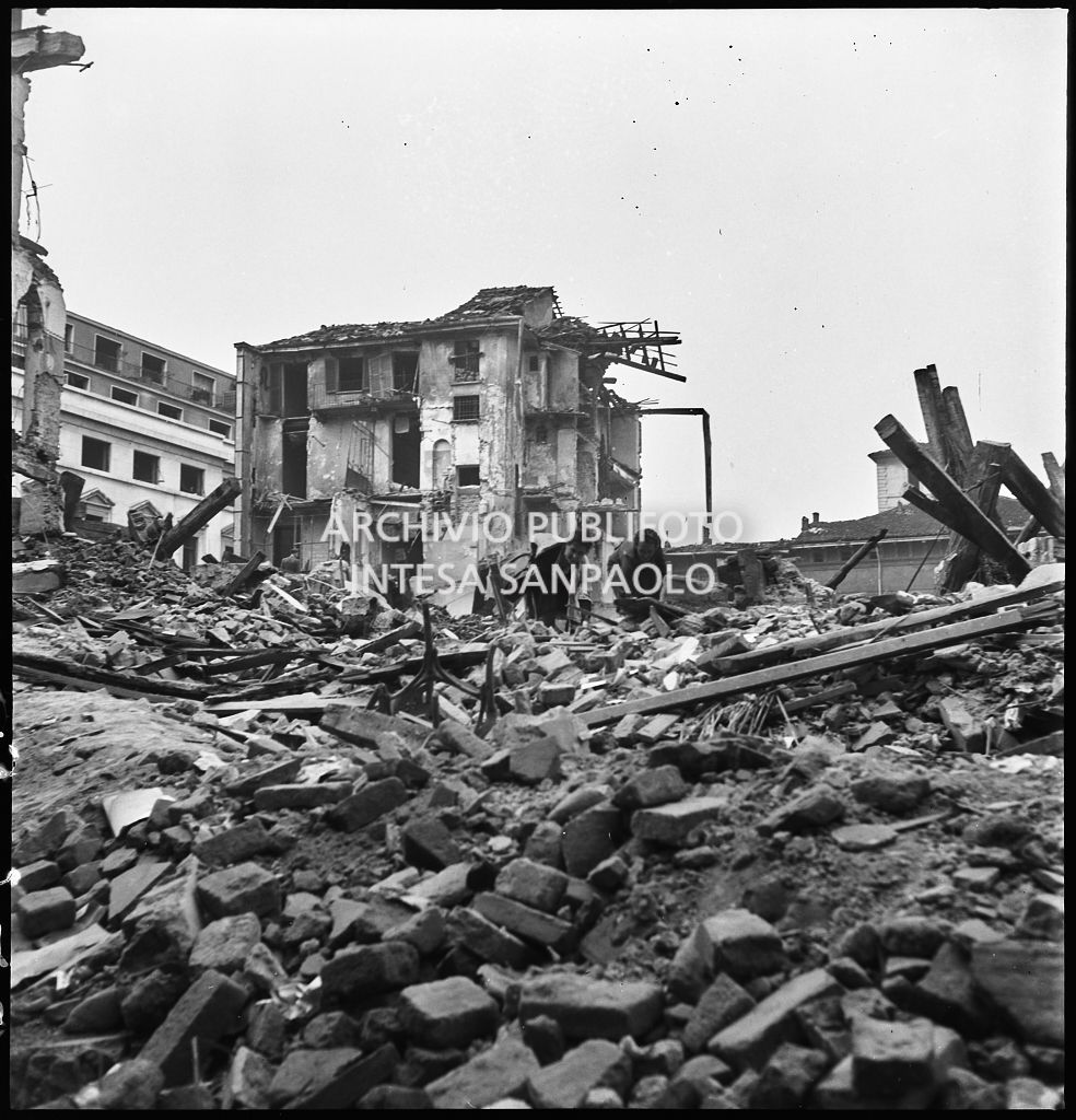 Due donne chine sulle macerie degli edifici di via Alciato, a Milano, distrutti dai bombardamenti
