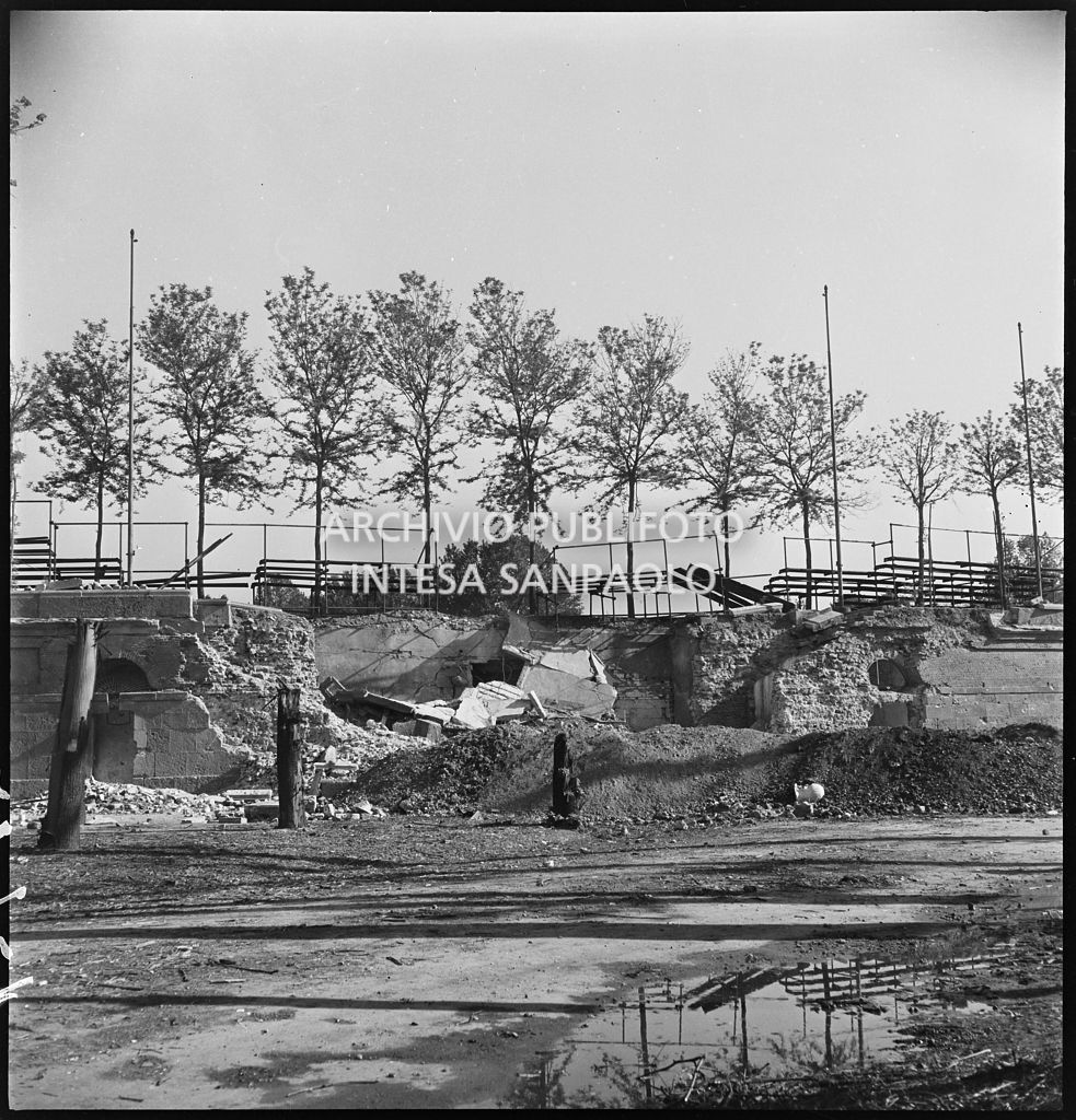 Particolare del muro perimetrale dell'Arena di Milano crollato a causa dei bombardamenti; sulla sommità del muro le tribune danneggiate