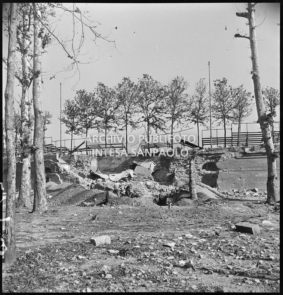 Particolare del muro perimetrale dell'Arena di Milano crollato a causa dei bombardamenti; sulla sommità del muro le tribune danneggiate