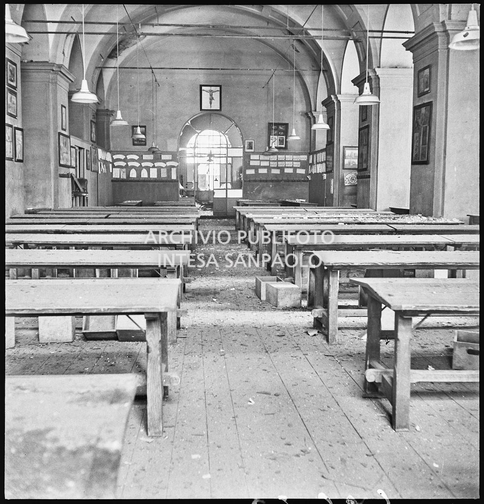 Interno di un'aula dell'Accademia di Belle arti di Brera, a Milano, danneggiata dai bombardamenti