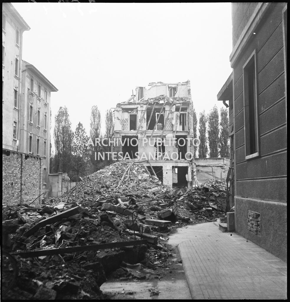 Edificio, tra via Lorenzo Bartolini e via Giovanni Antonio Plana a Milano, sventrato e parzialmente distrutto dai bombardamenti