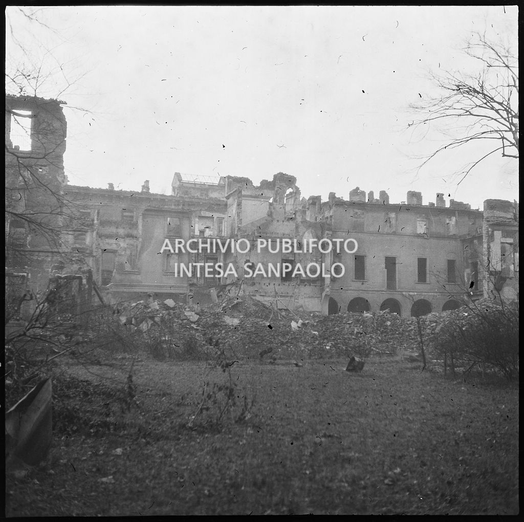 Macerie degli edifici distrutti, in via Borgonuovo a Milano, dai bombardamenti