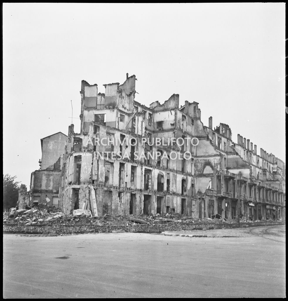 Edifici sventrati dai bombardamenti in viale Belisario a Milano