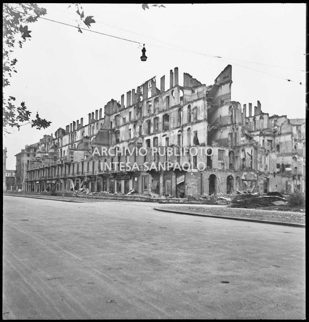 Edifici sventrati dai bombardamenti in viale Belisario a Milano