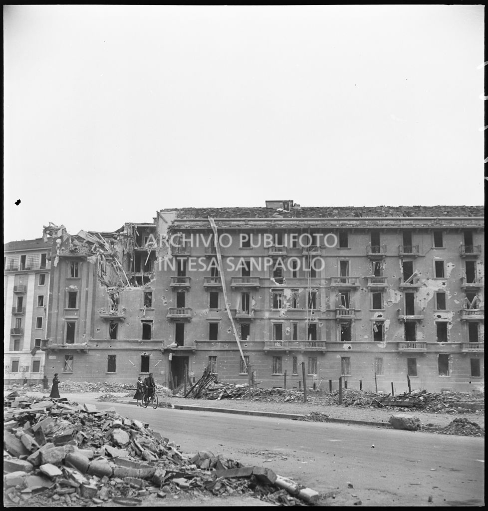 Macerie degli edifici sventrati e parzialmente distrutti dai bombardamenti nella zona dove aveva sede la fabbrica di automobili e velocipedi Edoardo Bianchi, in viale Abruzzi a Milano