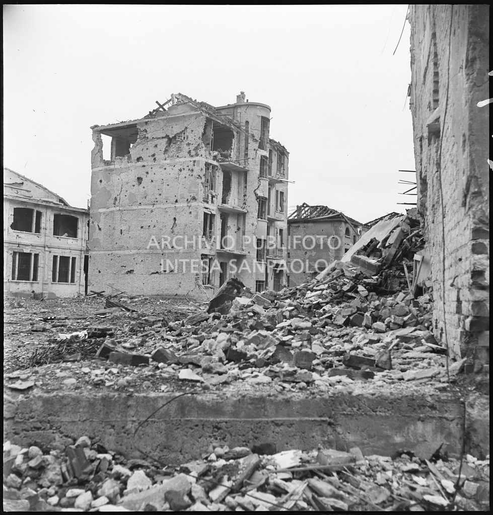 Macerie degli edifici sventrati e parzialmente distrutti dai bombardamenti nella zona dove aveva sede la fabbrica di automobili e velocipedi Edoardo Bianchi, in viale Abruzzi a Milano