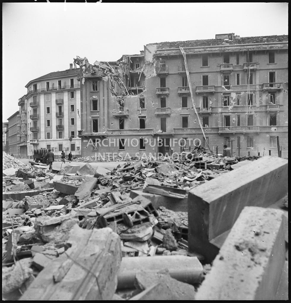 Macerie degli edifici sventrati e parzialmente distrutti dai bombardamenti nella zona dove aveva sede la fabbrica di automobili e velocipedi Edoardo Bianchi, in viale Abruzzi a Milano