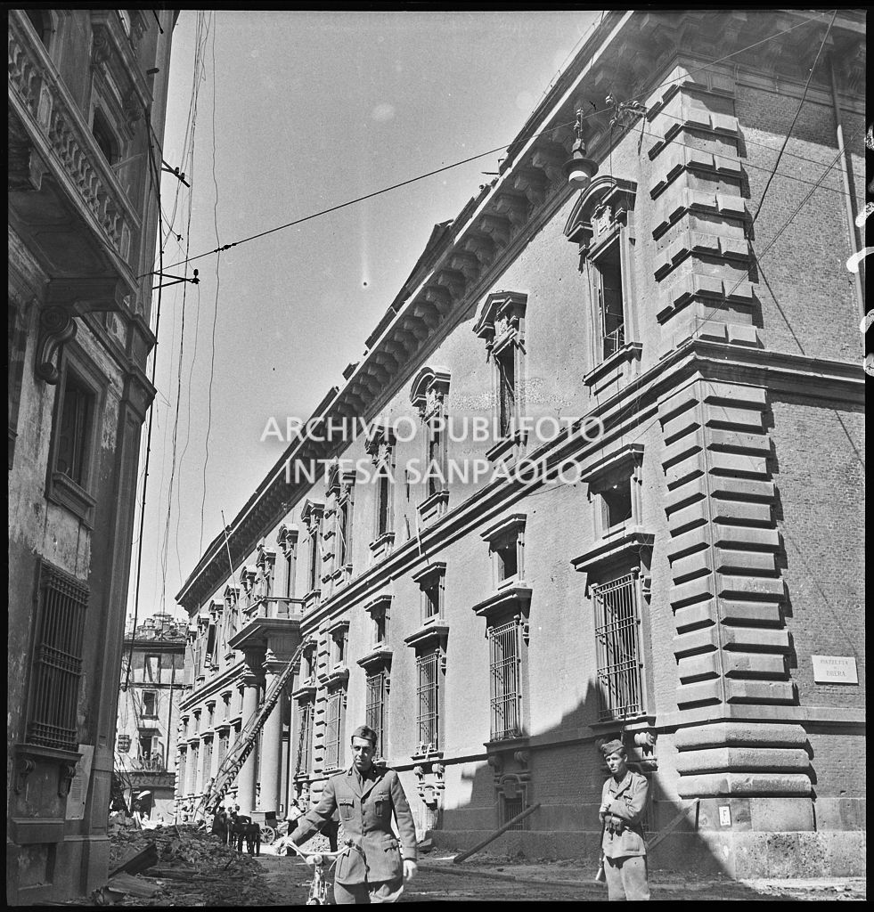 Scorcio di Palazzo di Brera dopo i bombardamenti. In primo piano due militari