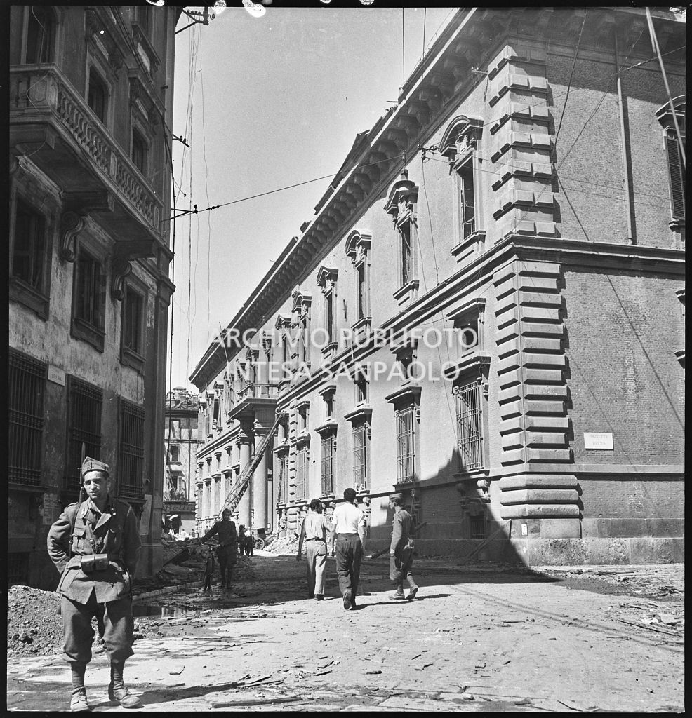 Scorcio di Palazzo di Brera, ripreso da piazzetta di Brera, dopo i bombardamenti; in primo piano un militare