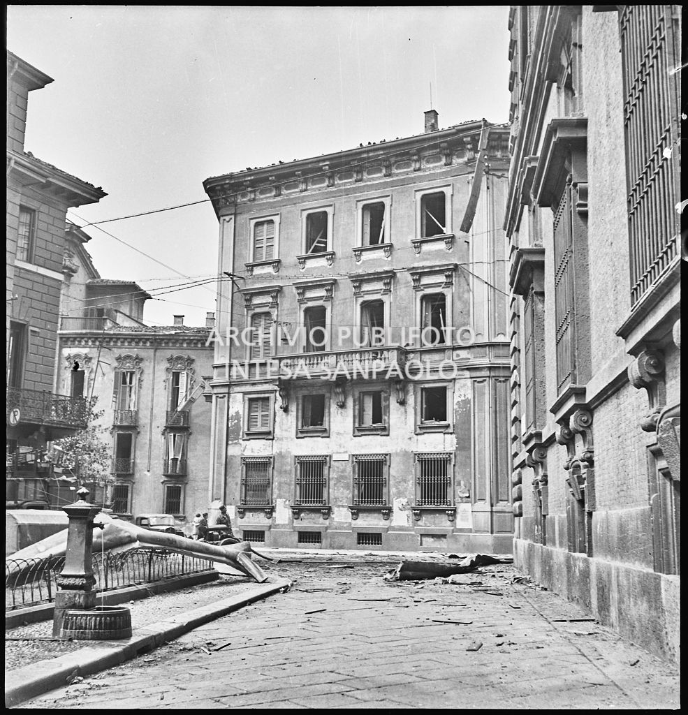 Piazzetta di Brera a Milano dopo i bombardamenti: si notano le macerie e i palazzi di via Brera danneggiati