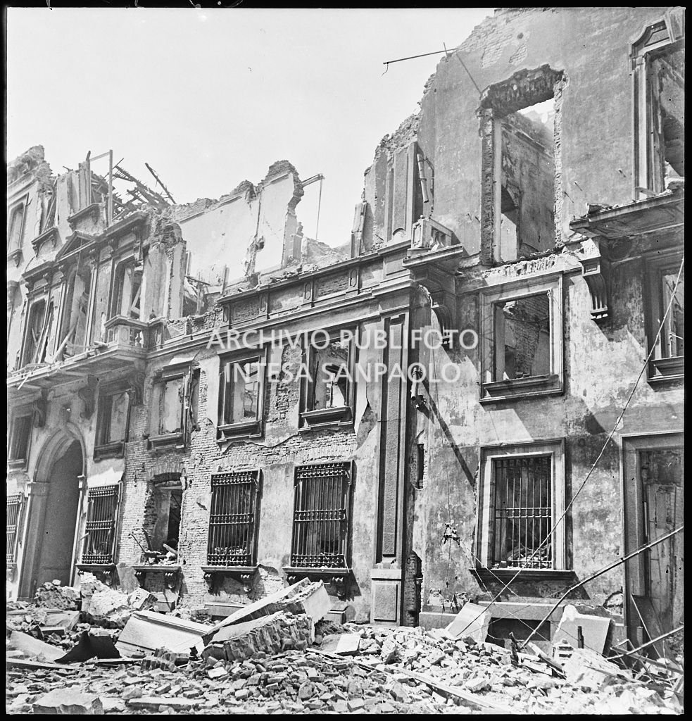 Scorcio del palazzo in via Brera 19, a Milano, sventrato dai bombardamenti