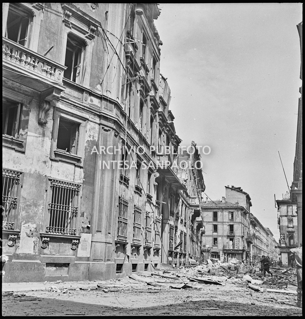 Scorcio di via Brera, a Milano, ingombra di macerie dopo i bombardamenti